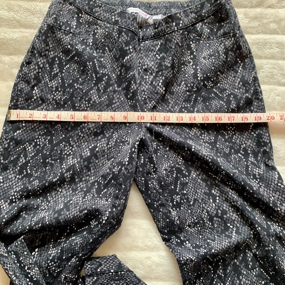 Isaac Mizrahi Ladies snake print Pant - Picture 8 of 9